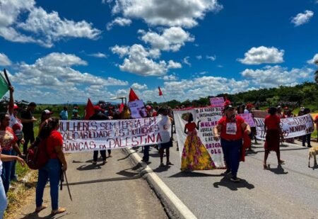 Mulheres Sem Terra bloqueiam BR-101 no Extremo Sul em manifestação cobrando direitos e igualdade