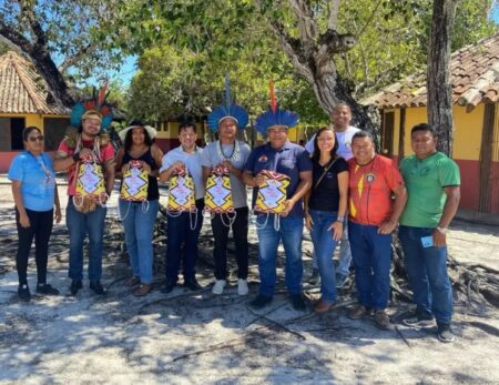 Veracel doa kits escolares para comunidades indígenas do Extremo Sul da BA