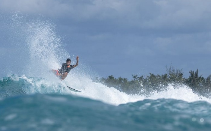 Surfista Gabriel Leal volta à Bahia após temporada de três meses no Havaí