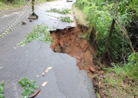 Deslizamento de terra interdita trecho de rodovia em Itapebi, Extremo Sul da Bahia