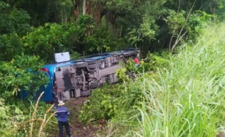 Acidente com ônibus deixa 13 pessoas feridas na região Sul da Bahia