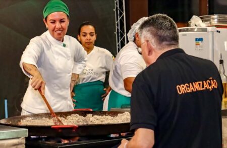 Chef Morena Leite recebe honraria após encantar encerramento do Festival Gastronômico Raízes