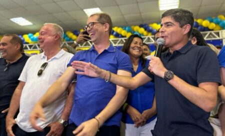 ACM Neto reforça apoio a Marcelo Belitardo em Teixeira de Freitas durante ato político