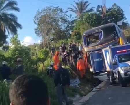 Acidente com ônibus deixa pelo menos oito mortos e vários feridos na BR-101 em Teixeira de Freitas