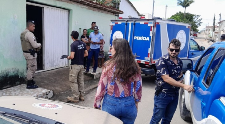 Polícia investiga morte misteriosa de homem encontrado em residência