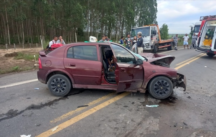 Três pessoas sofrem ferimentos graves em colisão na BR-101, em Mucuri