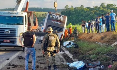 Motorista de ônibus indiciado após acidente com 9 mortos em Teixeira de Freitas