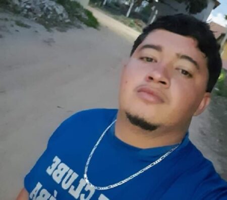 Jovem de 22 anos é assassinado a tiros em Cumuruxatiba após invasão criminosa