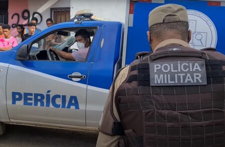 Homem é vítima de assassinato a tiros em bar no distrito de Itabatã