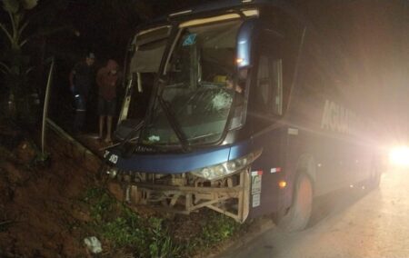 Acidente com ônibus da Viação Águia Branca deixa três feridos na BR-101