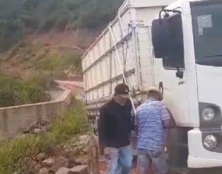 Motorista desabafa após caminhão quase cair de ponte em Itamaraju: “Falta de vergonha”