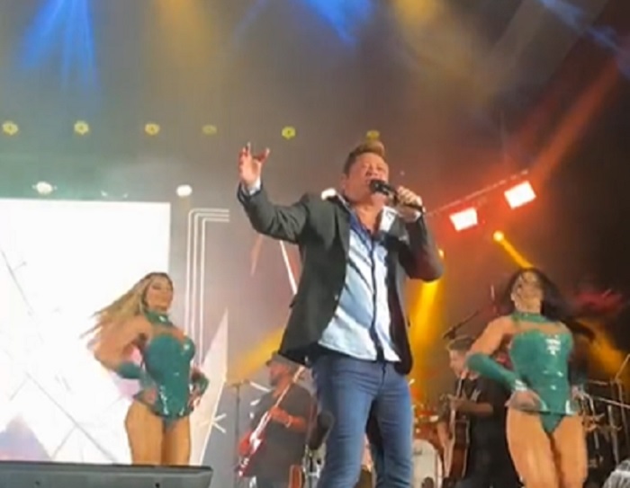 Leonardo abre São João de Porto Seguro com show memorável na Passarela da Cultura