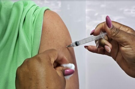 Sesab amplia público-alvo para vacinação contra a dengue em medida emergencial