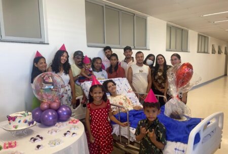 Comissão de Humanização do Hospital Costa das Baleias promove festa de aniversário para paciente oncológica
