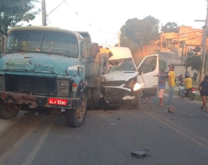 Van colide com caminhão parado e deixa dois feridos na BA-489 em Itamaraju 