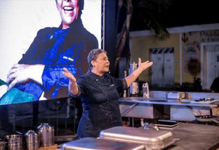 Chef Katia Barbosa abre Festival Gastronômico Temperos de Cabrália com receita de bolinho de bobó