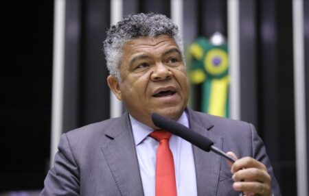 Valmir Assunção defende exclusão de imposto seletivo para carros elétricos