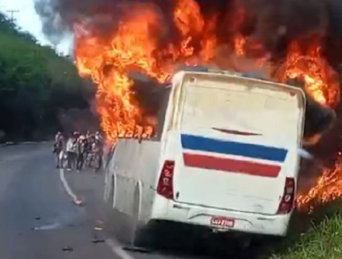 Passageiros são evacuados após ônibus pegar fogo na BR-101 em Teixeira de Freitas