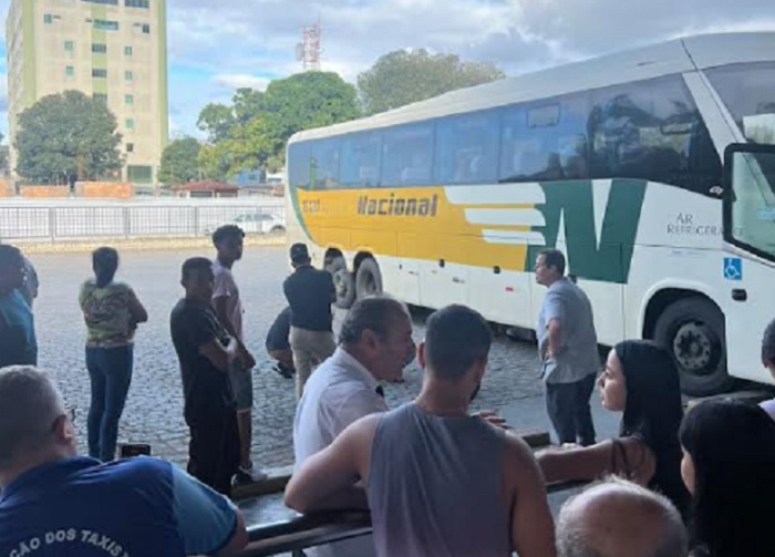 Passageiro que sofreu lesões graves em acidente de ônibus realiza protesto para receber valor do seguro