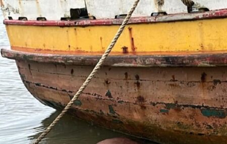 Pescador morre afogado após pular do barco para encontrar esposa em festa