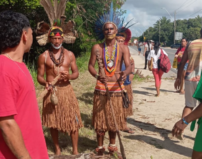 Indígenas interditam BR-367 no Extremo Sul em protesto contra Marco Temporal