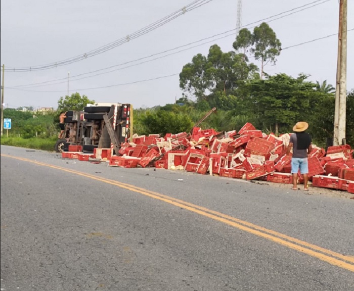 Caminhão carregado de frango tomba na BA-290 e carga fica espalhada na pista; assista