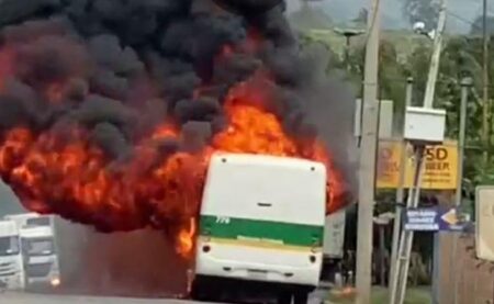 Homens armados incendeiam ônibus da Viação Itamaraju às margens da BR-101