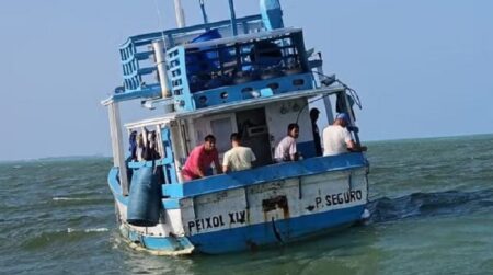 Embarcação à deriva com cinco tripulantes é resgatada pela Marinha em Porto Seguro