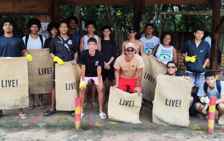 Projeto recolhe cerca de 80 kg de lixo na Praia de Trancoso em apenas uma hora