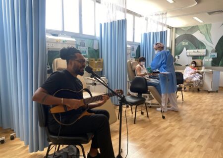 Musicoterapia beneficia pacientes oncológicos do Hospital Costa das Baleias