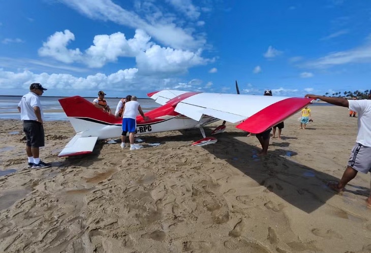 Avião de pequeno porte faz aterrissagem forçada em banco de areia em Porto Seguro