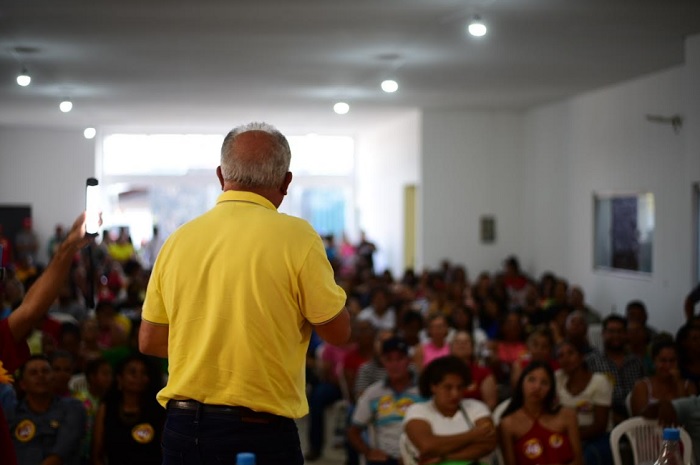 Luiz Mário assina compromisso com pautas da educação após plenária com professores