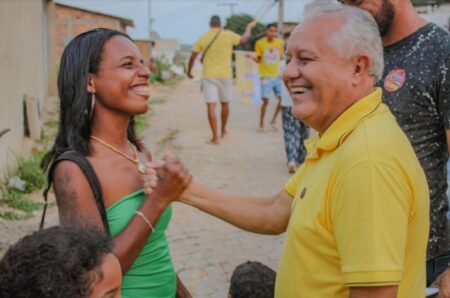 Luiz Mário apresenta propostas durante caminhada no bairro Cristo Redentor