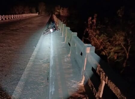 Motociclista sofre graves lesões em acidente na BR-101 sobre a ponte do Rio Itanhém