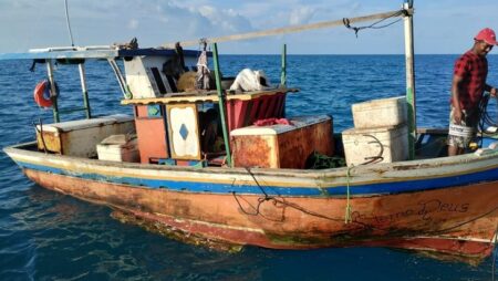 Marinha resgata embarcação à deriva com três pescadores em Abrolhos