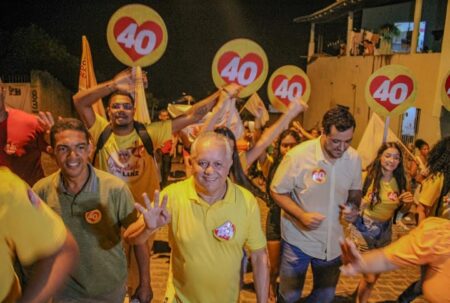 Luiz Mário e Kiko realizam caminhada pelas ruas do bairro Marotinho em Itamaraju