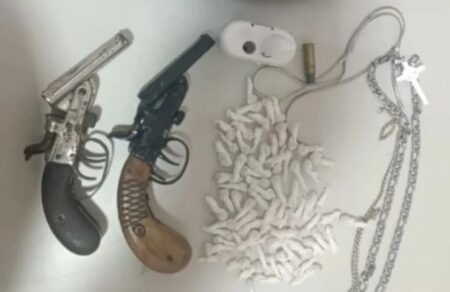 PM apreende armas e drogas no bairro Marotinho em Itamaraju; suspeitos escapam