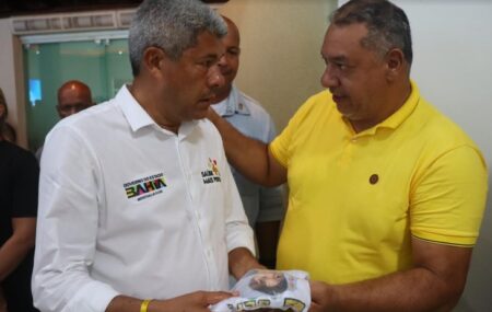 Pastor Nilton entrega camiseta em memória do seu filho ao governador Jerônimo