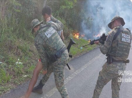 Homem é detido em flagrante incendiando vegetação às margens da BA-001