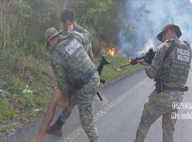 Homem é detido em flagrante incendiando vegetação às margens da BA-001