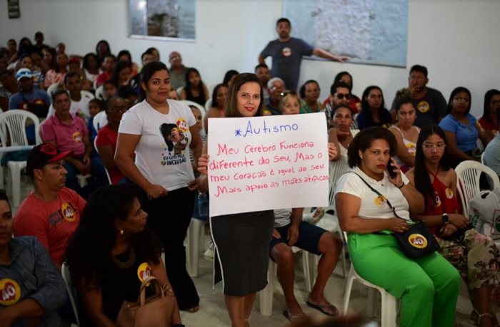 Luiz Mário assina compromisso com pautas da educação após plenária com professores