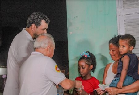 Luiz Mario e Kiko realizam caminhada no bairro de Fátima em Itamaraju 