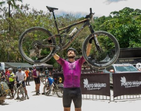 Rodrigo Hilbert conquista ultramaratona Brasil Ride em Arraial D'Ajuda