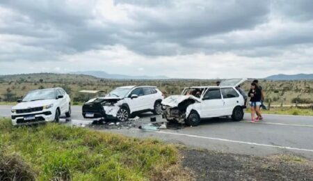 Idoso morre e dois ficam feridos em acidente na BR-242 no recôncavo baiano