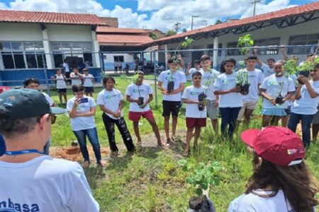 Embasa apoia revitalização da nascente do Caraíva em Itabela com plantio de mudas nativas