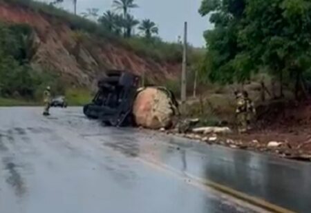 Acidente na BR-101 resulta na morte de motorista de carreta em Teixeira de Freitas