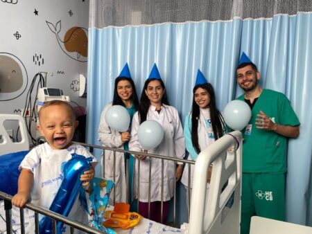 Crianças internadas no Hospital Costa das Baleias recebem festas de aniversário