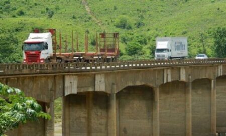 PRF fiscaliza interdição da ponte sobre o Rio Jequitinhonha em Itapebi