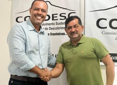 Presidente da Câmara de Eunápolis visita sede do CONDESC