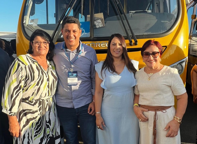 Deputada Cláudia Oliveira recebe novos ônibus escolares para cidades do Extremo Sul Deputada Cláudia Oliveira recebe novos ônibus escolares para cidades do Extremo Sul